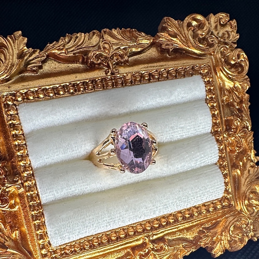 Women's Ring Size 8 Gold Tone Oval Cut Lilac Pink Colored Glass Inlaid Zinc Allo